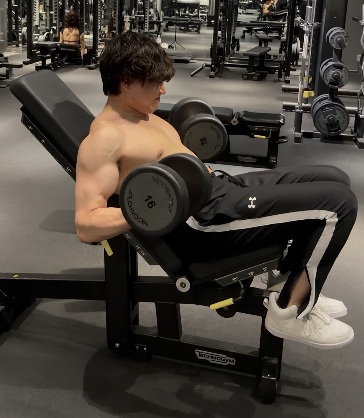 トレーナー本人がダンベルトレーニングに取り組んでいる様子